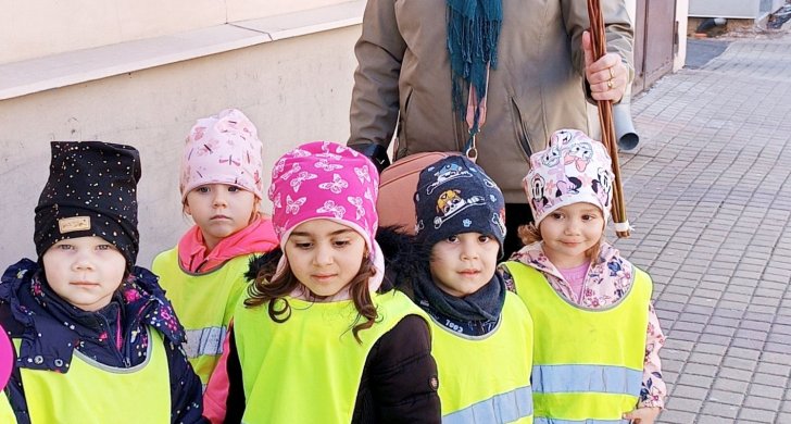 Eva učitelka s detmi.jpg